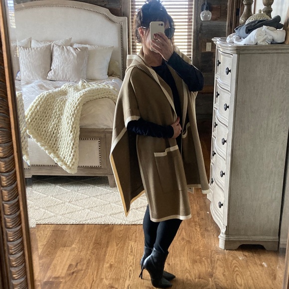 Burberry Wool Cashmere Knit Hooded Cape - Picture 3 of 16